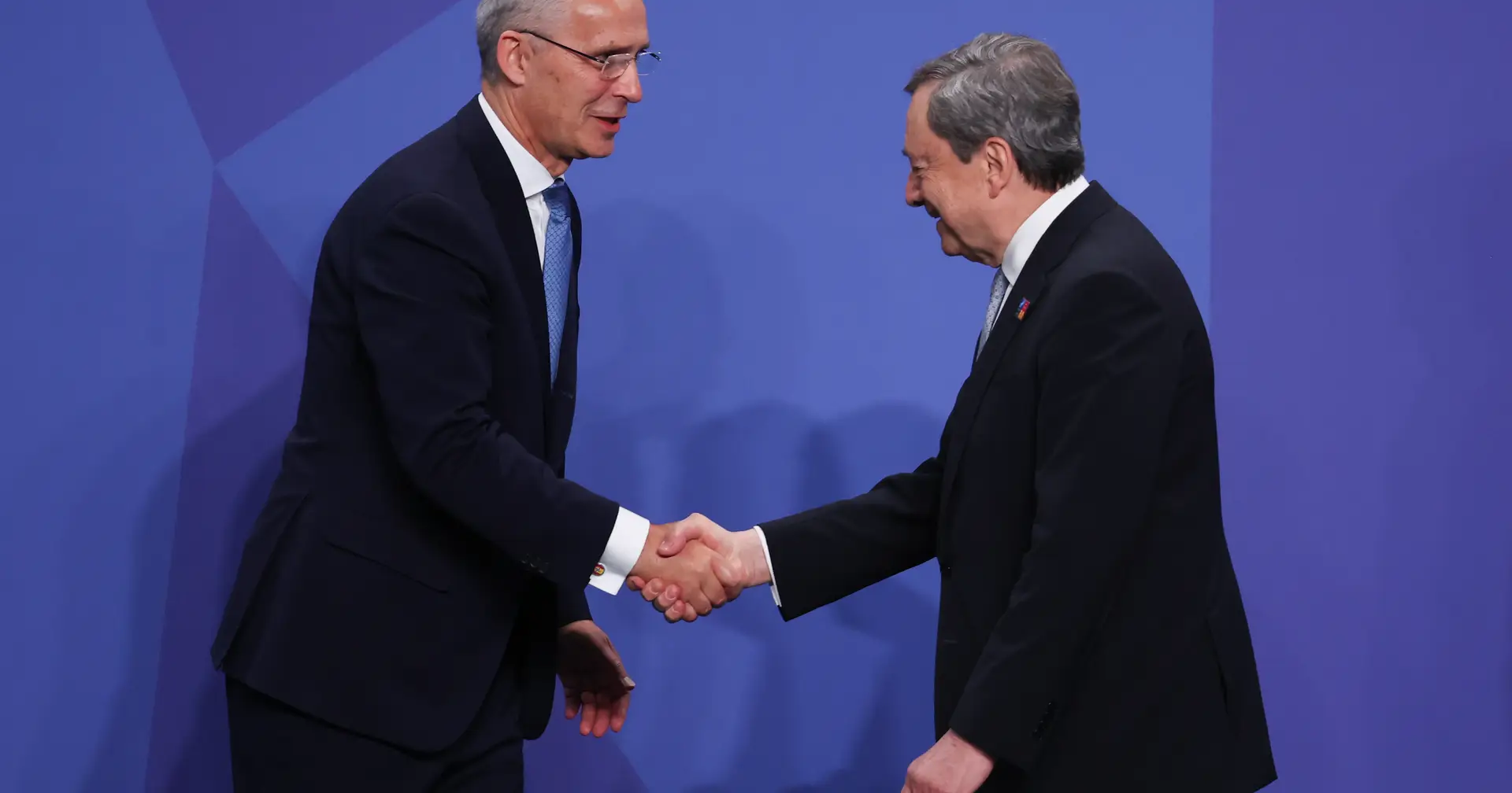 Mario Draghi deixa cimeira da NATO para tentar resolver tensões no governo italiano