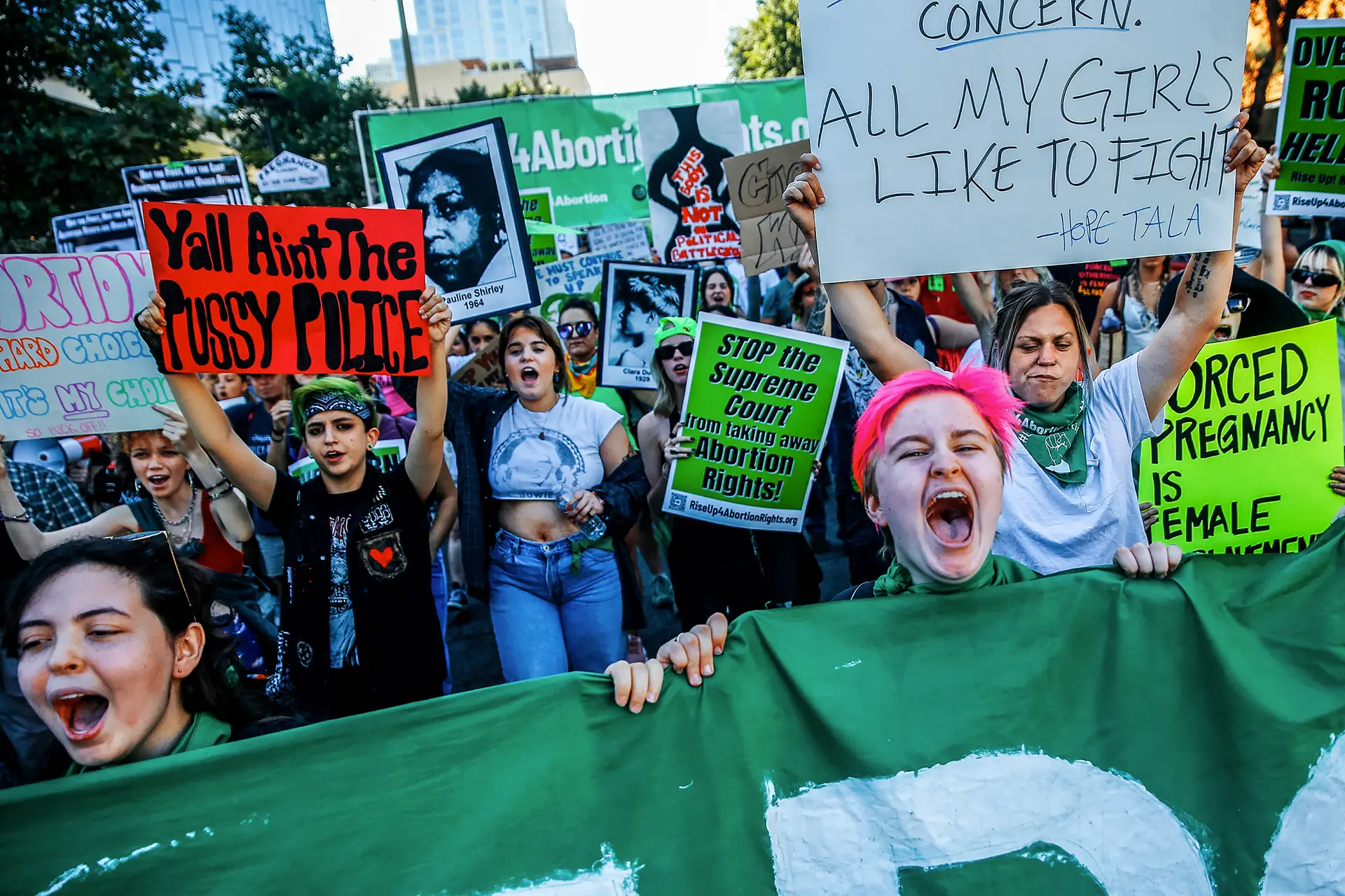 Manifestação em Los Angeles, esta semana, contra a decisão que retira proteção constitucional ao direito a interromper uma gravidez