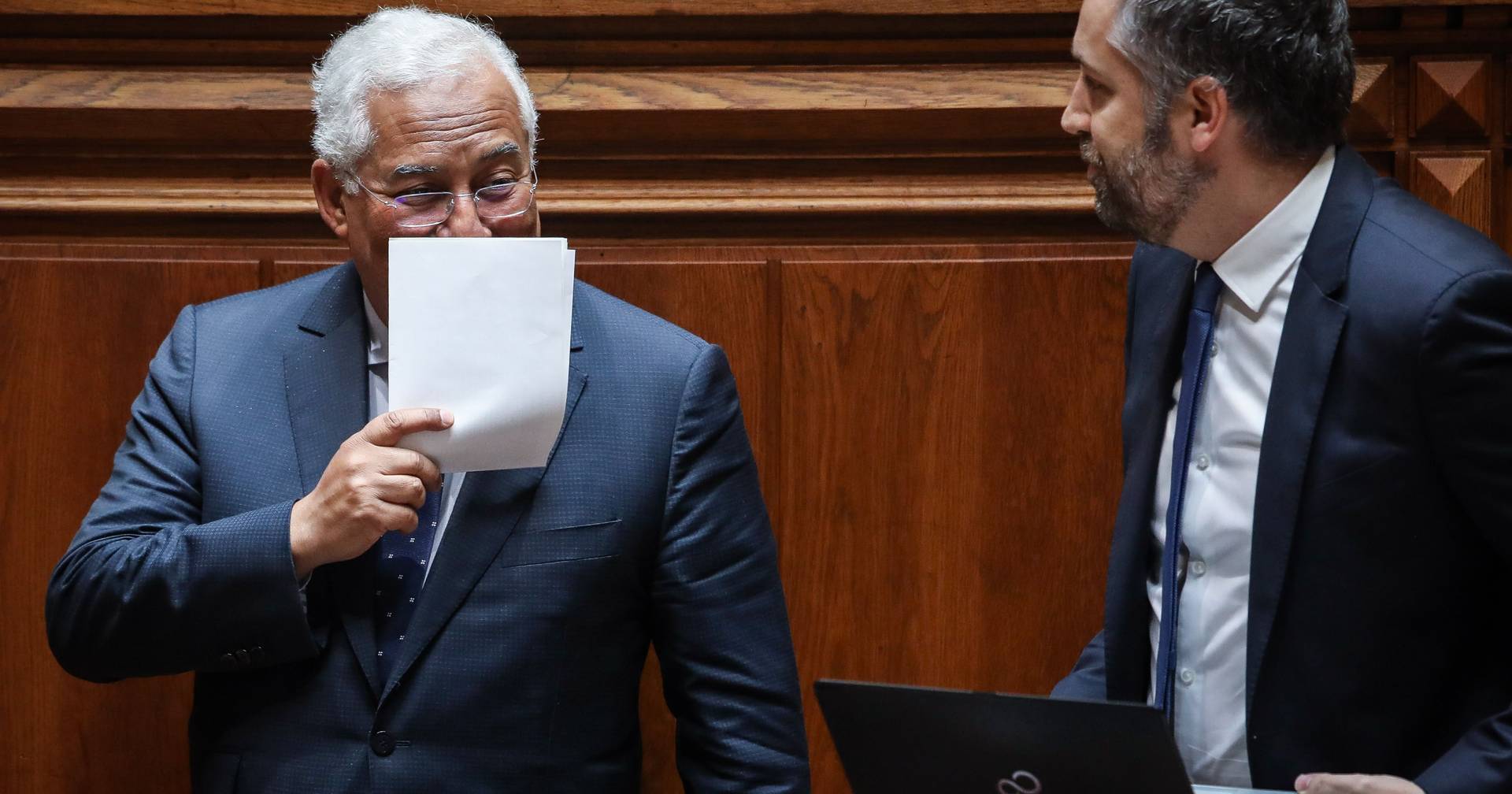 Políticos em fuga desordenada dos grupos de Whatsapp - Expresso