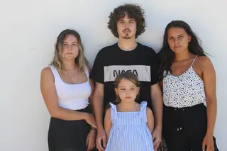 Cláudia Agostinho (23 anos), Catarina Mota (21), Martim Agostinho (19), Mariana Agostinho (10), quatro jovens de Leiria que processaram 33 países europeus por falta de ação contra as alterações climáticas. O processo foi aceite pelo Tribunal Europeu dos Direitos Humanos
