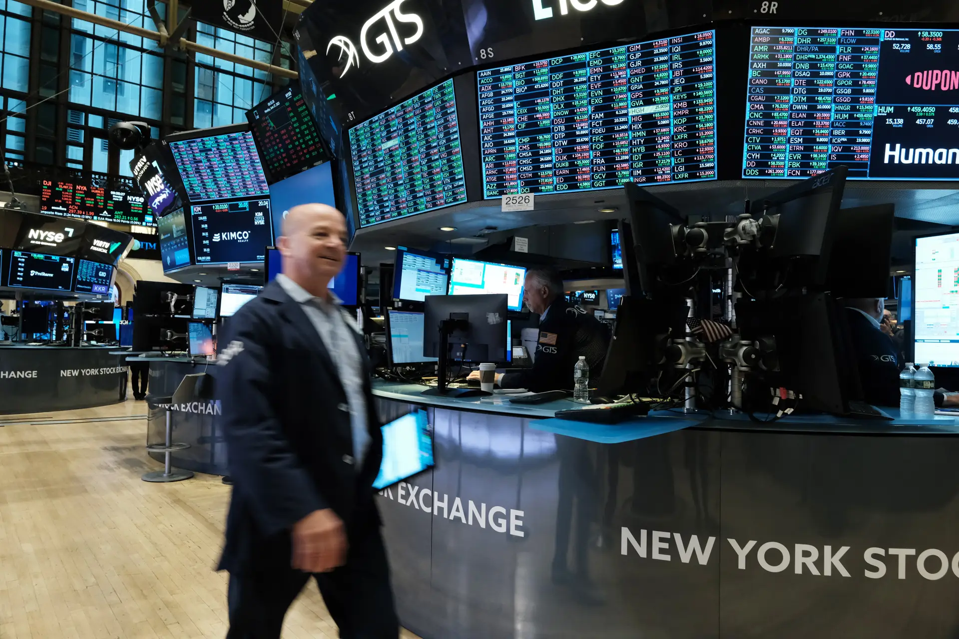 Wall Street fecha em alta depois de semana de pesadelo e na expectativa da Fed