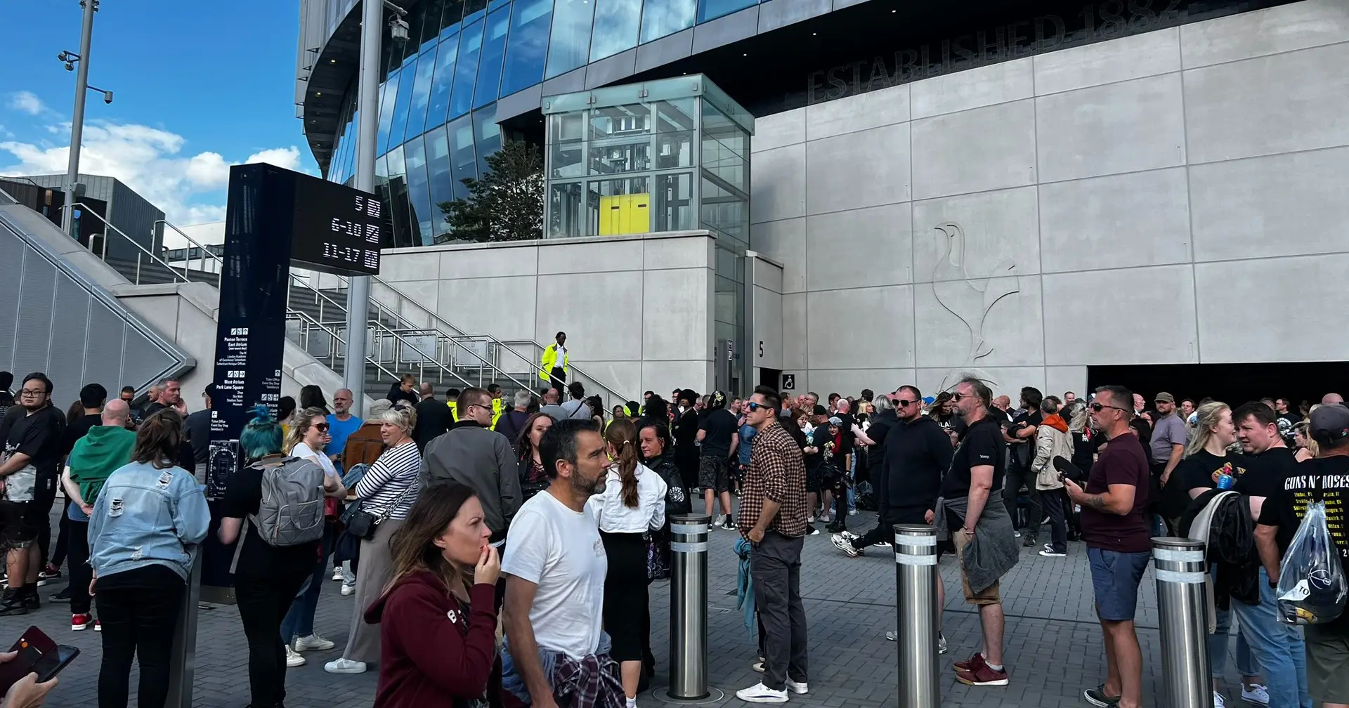 Fãs dos Guns N' Roses obrigados a esperar durante horas antes de concerto de estádio em Londres