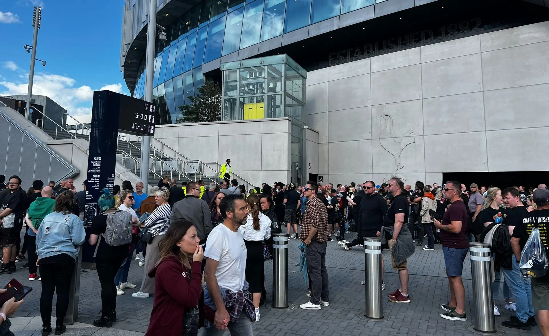 Fãs dos Guns N' Roses obrigados a esperar durante horas antes de concerto de estádio em Londres