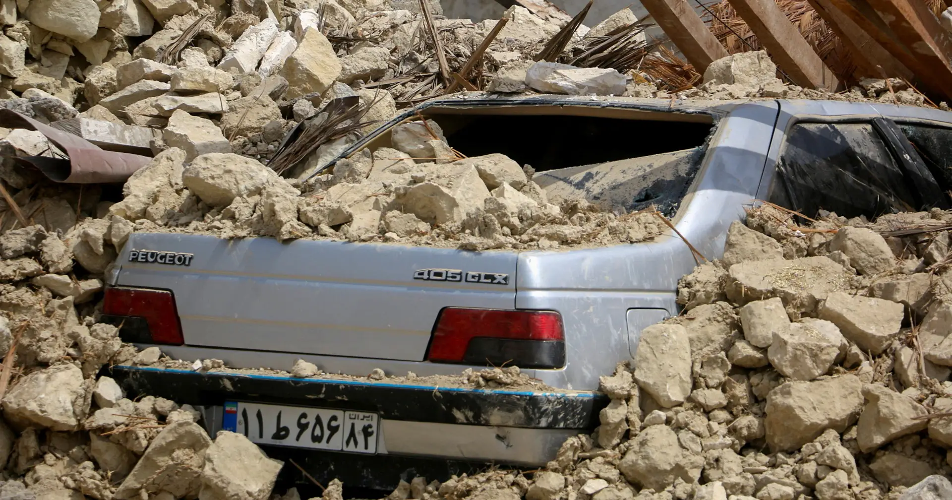 Três sismos abalam o Irão e provocam cinco mortos. Há imagens de uma vila destruída no sul do país
