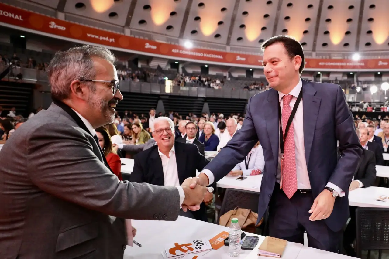 Paulo Rangel e Luís Montenegro apertam as mãos no 40º Congresso do PSD no Porto
