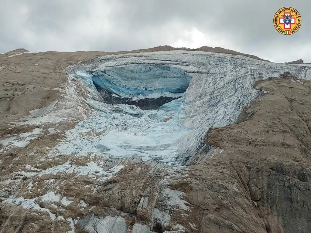 Derrocada de glaciar mata pelo menos seis pessoas em Itália. Vítimas faziam trilho nos Alpes
