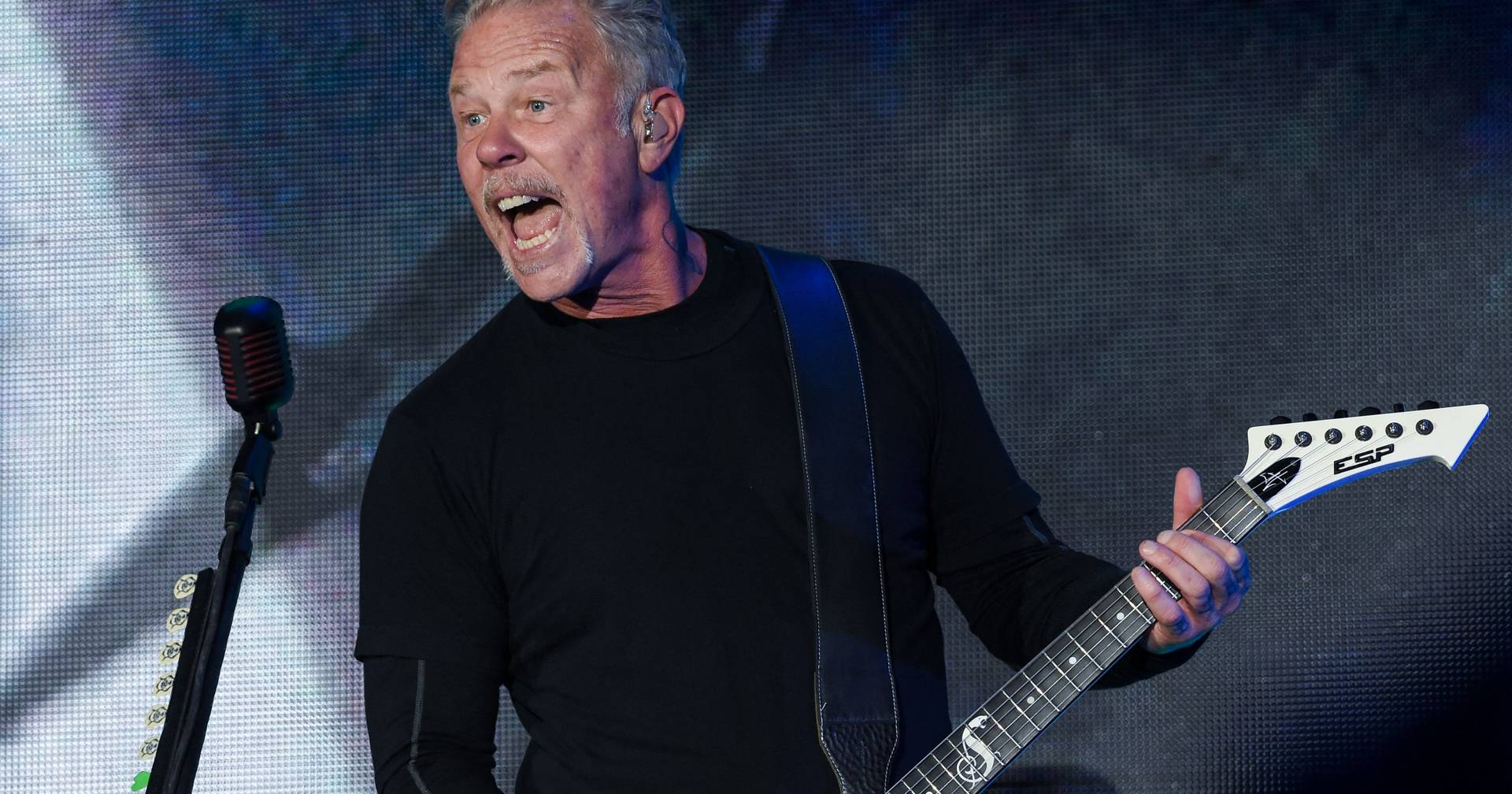 No Halloween, James Hetfield dos Metallica mascarouse de Eddie Munson