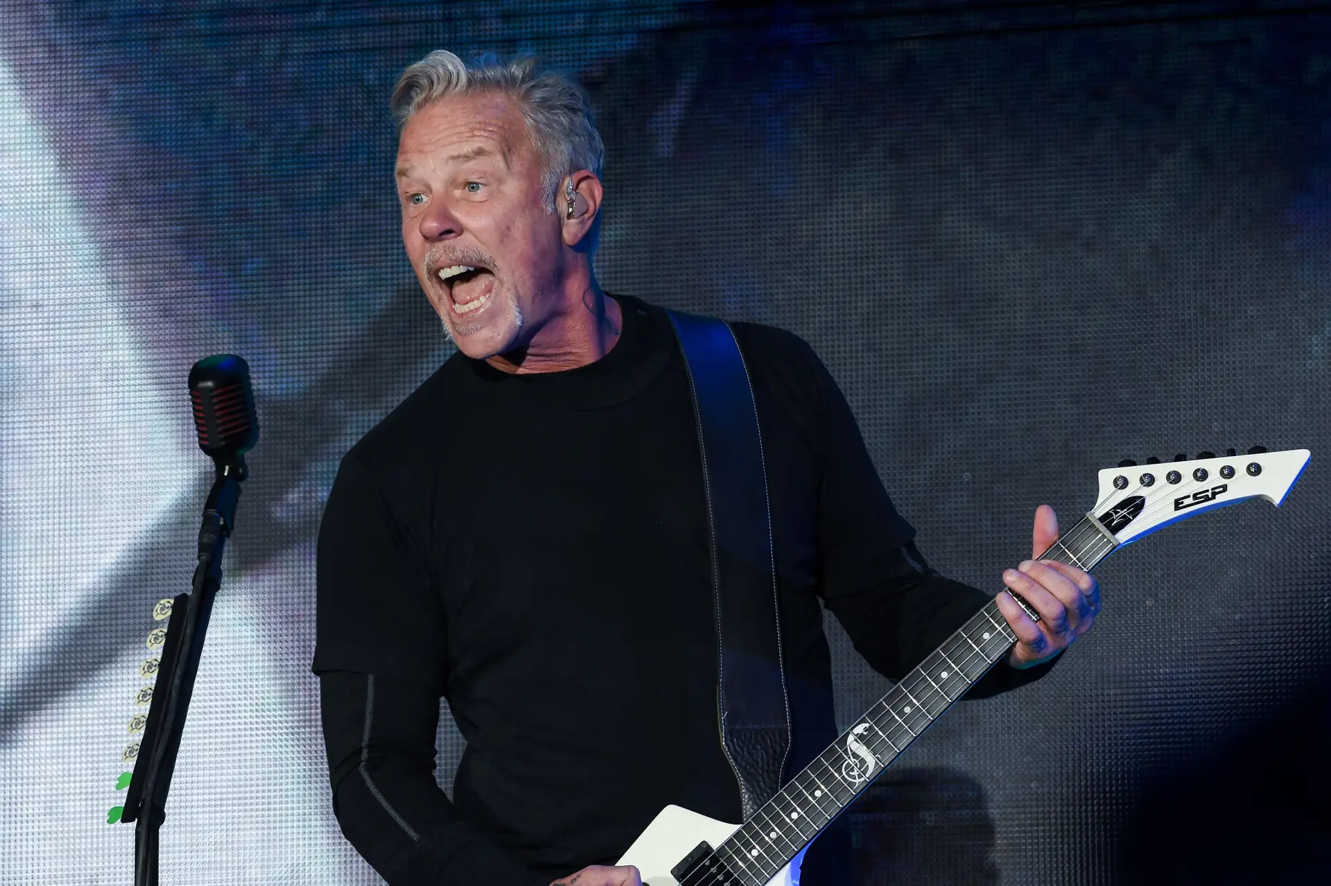 No Halloween, James Hetfield dos Metallica mascarou-se de Eddie Munson, o ‘metaleiro’ da série “Stranger Things”: veja a foto