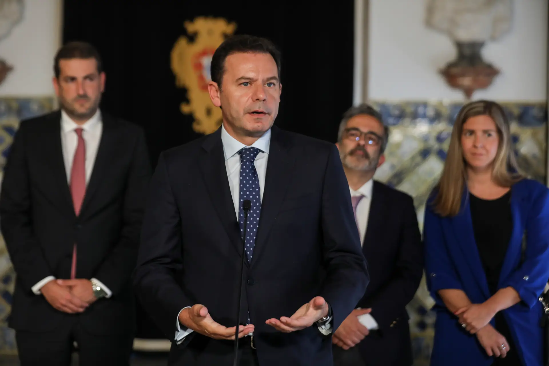 Líder do PSD, Luís Montenegro, com o secretário-geral atrás, Hugo Soares, e os vice-presidentes Paulo Rangel e Margarida Balseiro Lopes