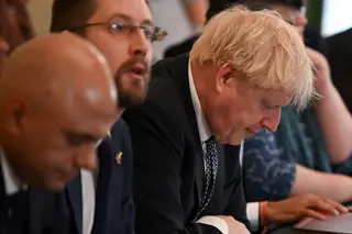 Boris Johnson resiste a demissões, mas arrisca a morte de Rasputine
