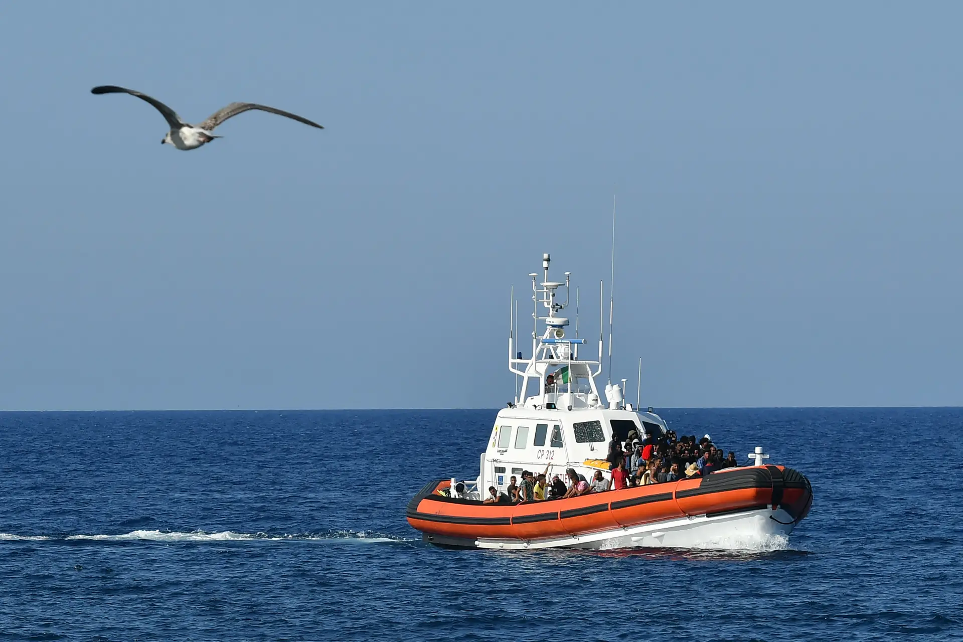 Migrantes: até 50 desaparecidos em naufrágio no Mar Egeu