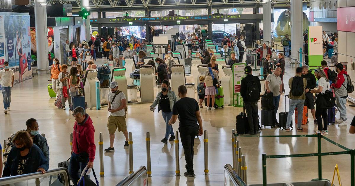 Movimento de passageiros nos aeroportos portugueses fechou 2022 ainda 5,6% abaixo dos números pré-pandemia