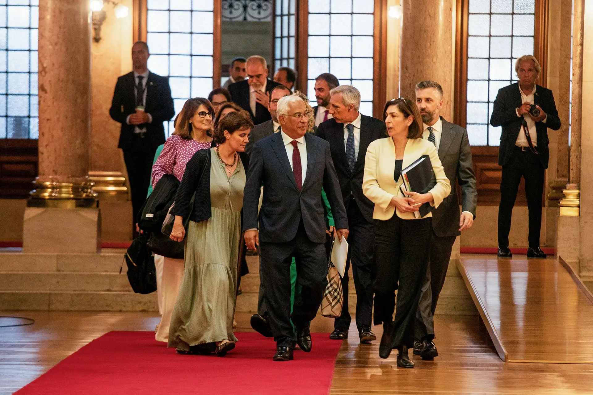 O Governo esta semana no Parlamento, com Mariana Vieira da Silva e Ana Catarina Mendes a ladear António Costa, com Pedro Nuno Santos em segundo plano