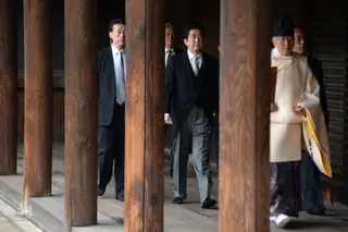 A vsita de Shinzo Abe ao santuário Yasukuni de Tóquio, em 2013, enfureceu as capitais vizinhas 