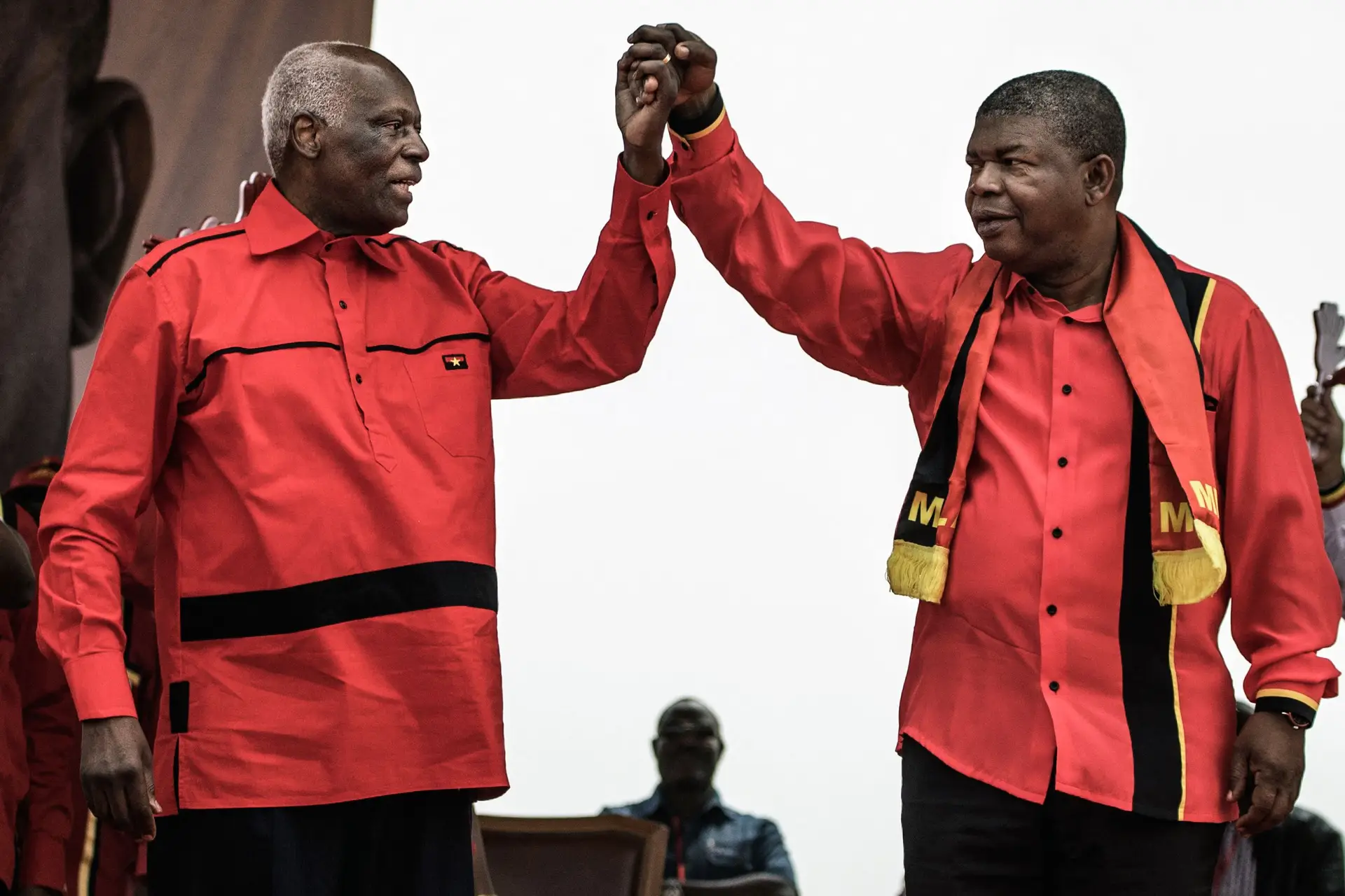 José Eduardo dos Santos e o então candidato presidencial do MPLA, João Lourenço, dão as mãos durante o comício de encerramento da campanha em Luanda, a 19 de agosto de 2017