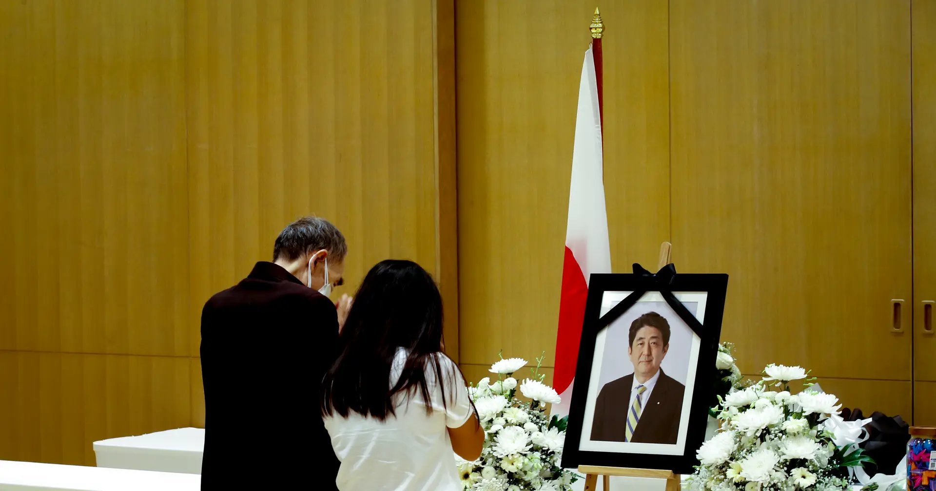 Funeral de ex-primeiro-ministro japonês reúne milhares de pessoas em Tóquio