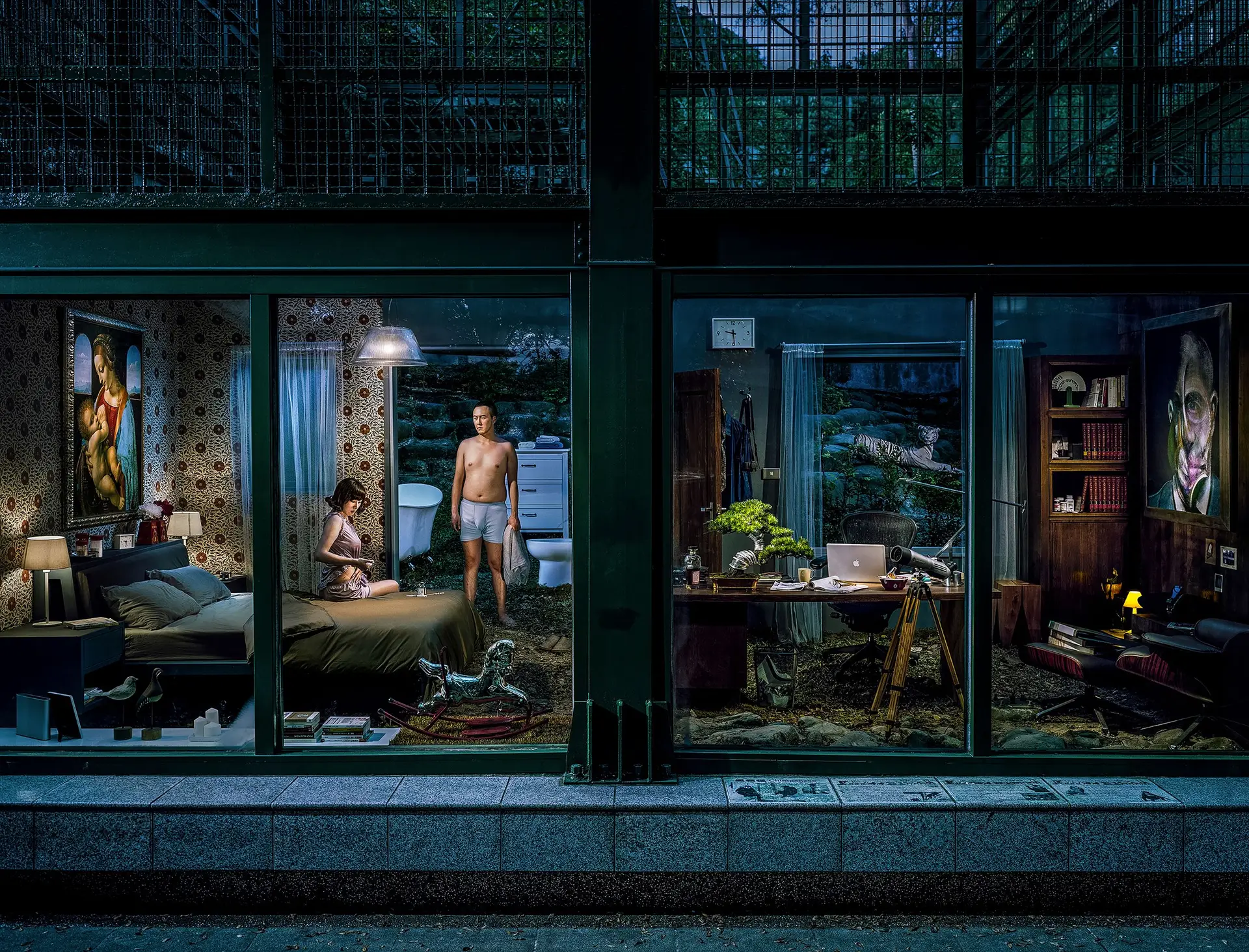 Chou Ching-hui pensa nas fotografias como cenas de filmes e recorre a várias citações da arte ocidental, como é o caso da reprodução de um quadro de Bacon