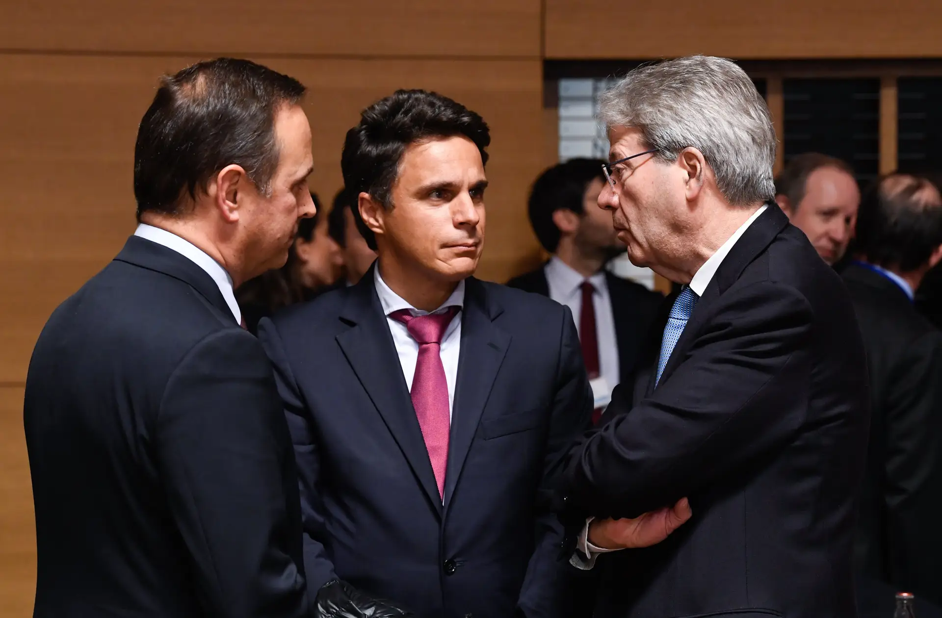 Fernando MEDINA (Ministro das Finanças), João Nuno Mendes (secretário de Estado das Finanças), e Paolo GENTILONI (Comissário Europeu para a Economia)