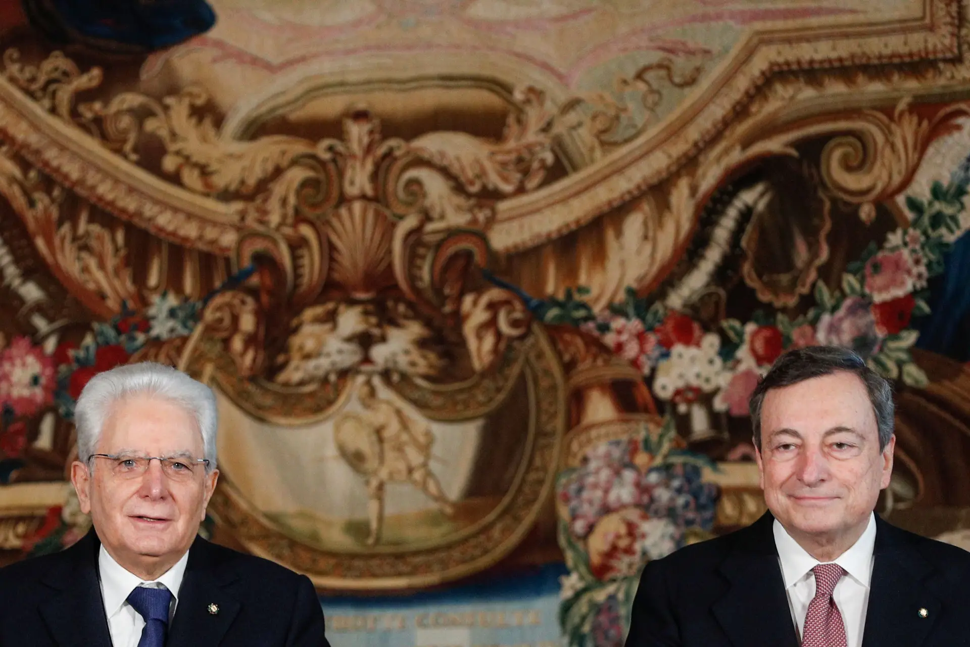 O Presidente Sergio Mattarella (à esquerda na imagem), que deu posse a Mario Draghi como chefe do Governo há ano e meio, não quer que este atire a toalha
