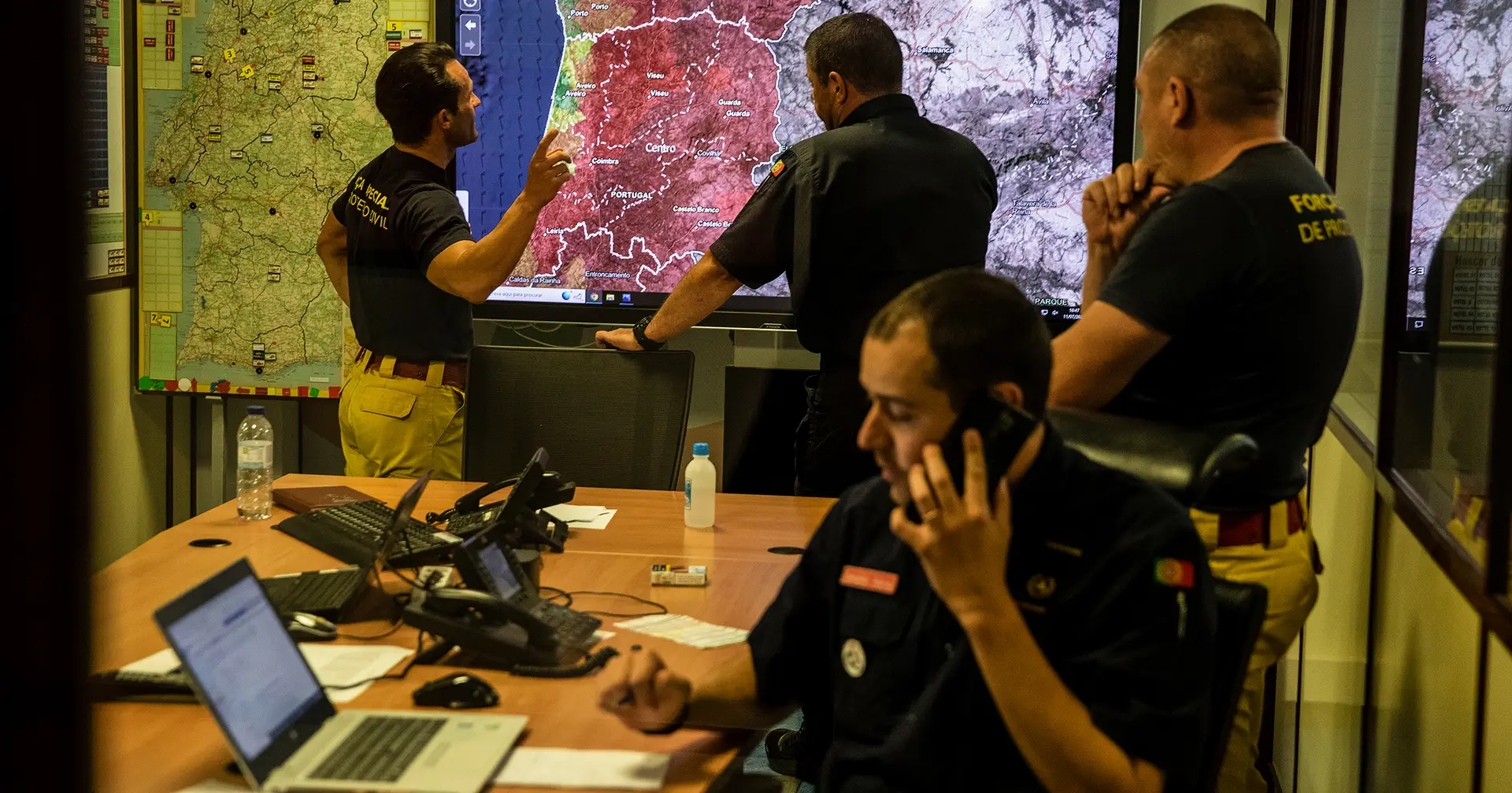 “Aprendemos com os incêndios”: reportagem no núcleo da Proteção Civil que vê, prevê, vigia e coordena o combate ao fogo que arde em Portugal