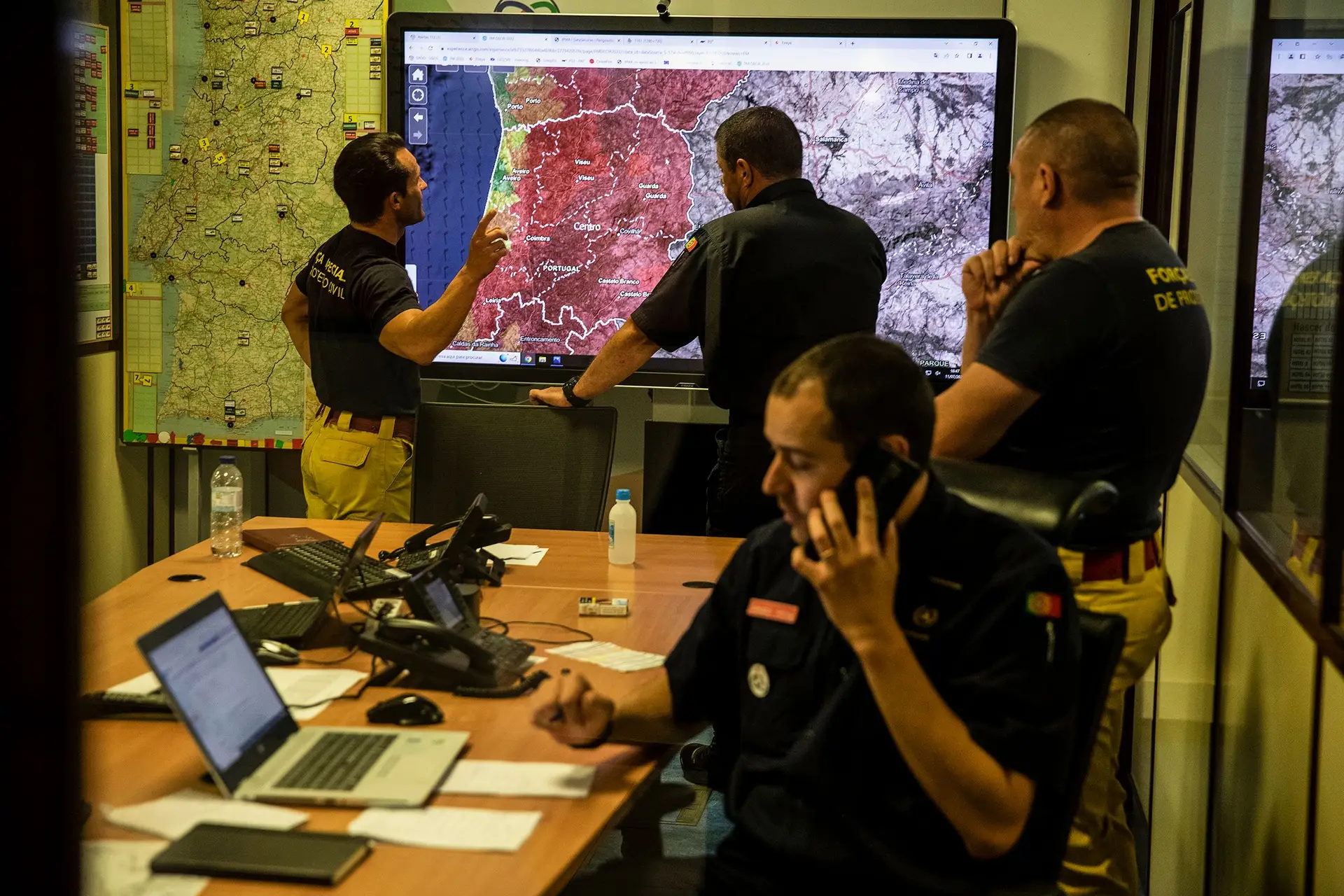 Adjunto do comando da Força Especial transmite ao comandante de dia da Autoridade Nacional de Emergência e Proteção Civil a análise de um fogo em curso