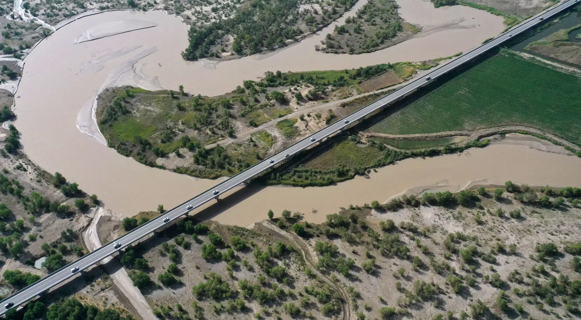 Inaugurada este ano, a autoestrada de Yuli-Qiemo, que atravessa o deserto de Taklimakan, é uma das grandes obras que o regime chinês lançou na região autónoma de Xinjiang