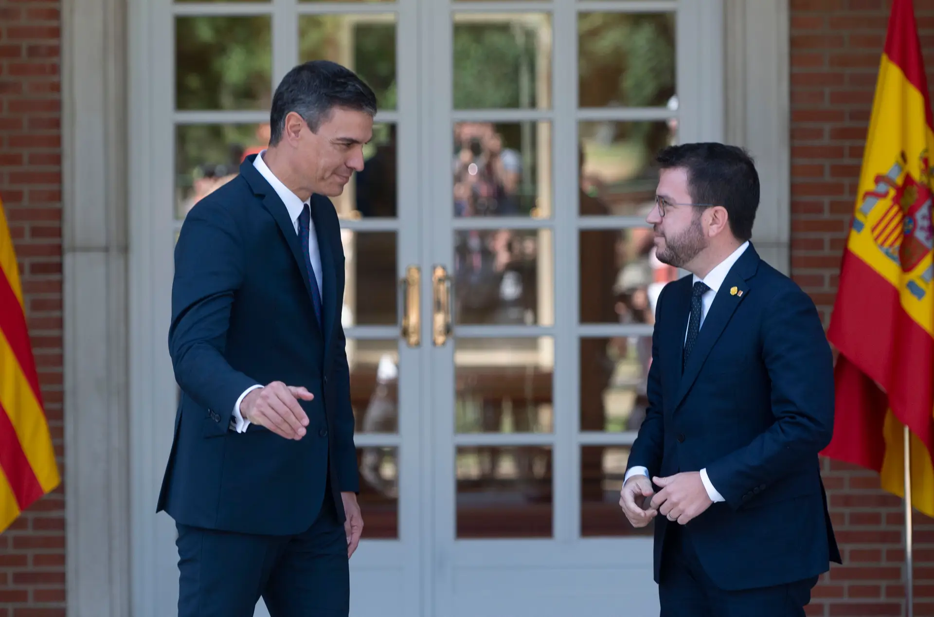 O primeiro-ministro Pedro Sánchez numa receção ao dirigente catalão Pere Aragonès no palácio da Moncloa, sede do Governo espanhol
