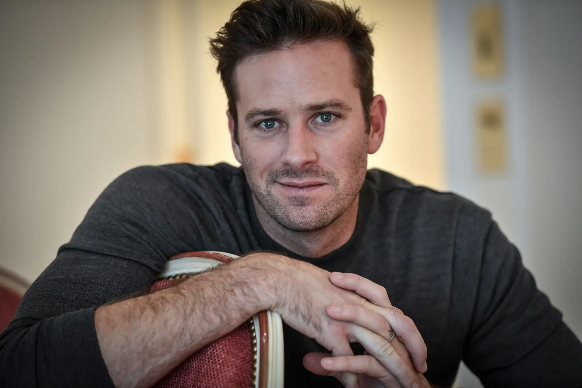 Caído em desgraça, o ator Armie Hammer está a trabalhar num hotel