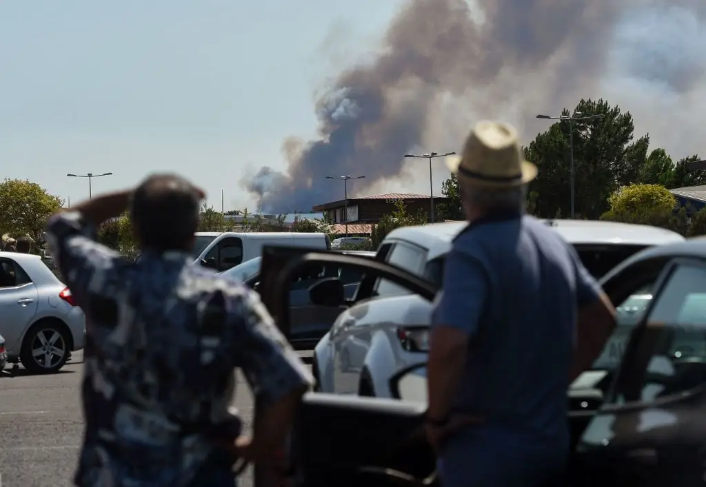 Populares observam um incêndio deflagrado em La Teste-de-Buch, no sudoeste de França, este sábado, dia 16 de julho