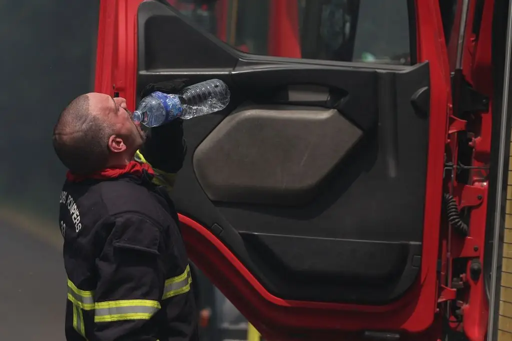 Um bombeiro bebe água durante uma operação para tentar controlar um incêndio florestal perto de Louchats, em Gironde