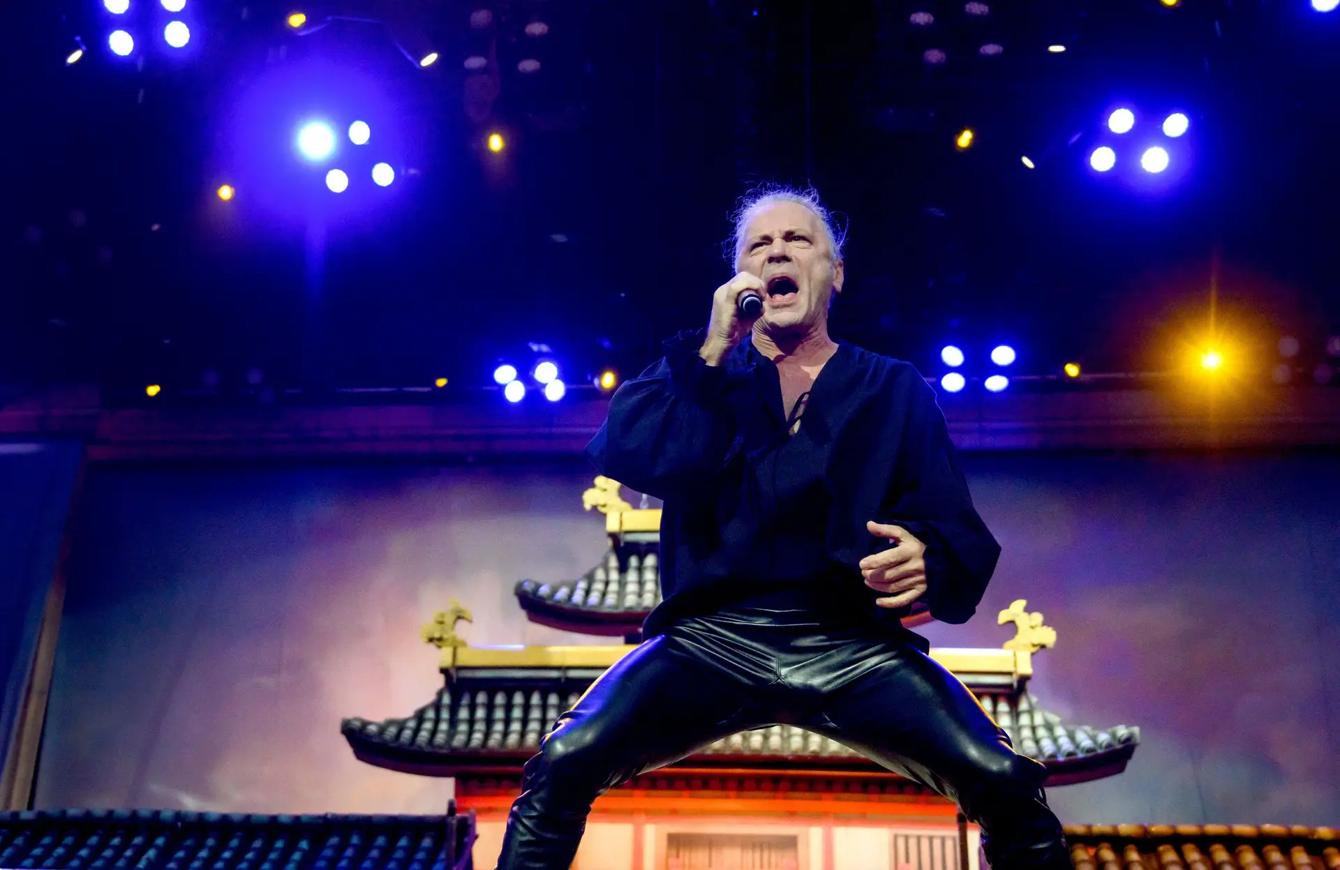 Bruce Dickinson dos Iron Maiden arrasa fã grego durante concerto em Atenas