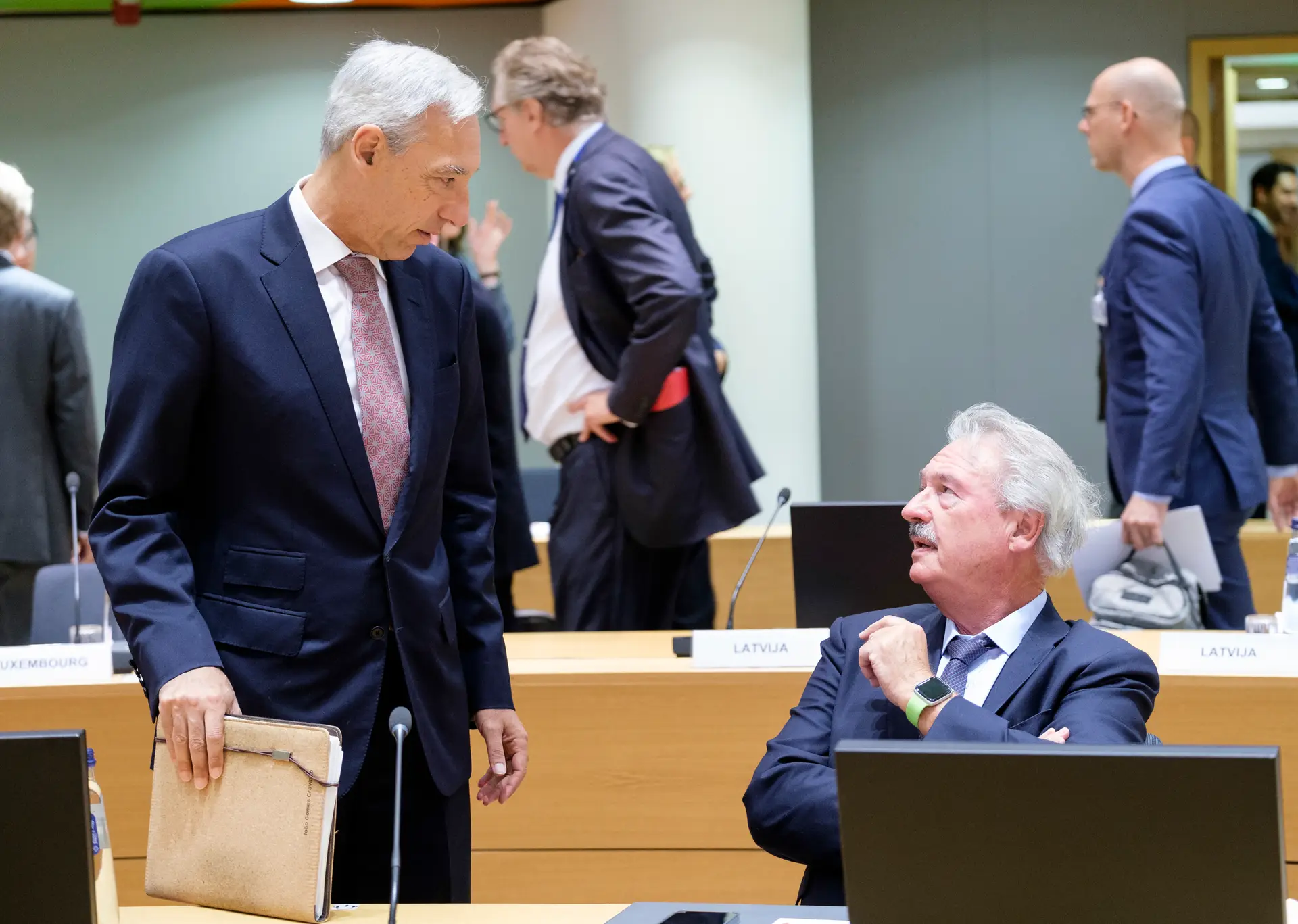 Embargo ao ouro russo deverá incluir as jóias e Von der Leyen vai a Bacu "duplicar" o gás