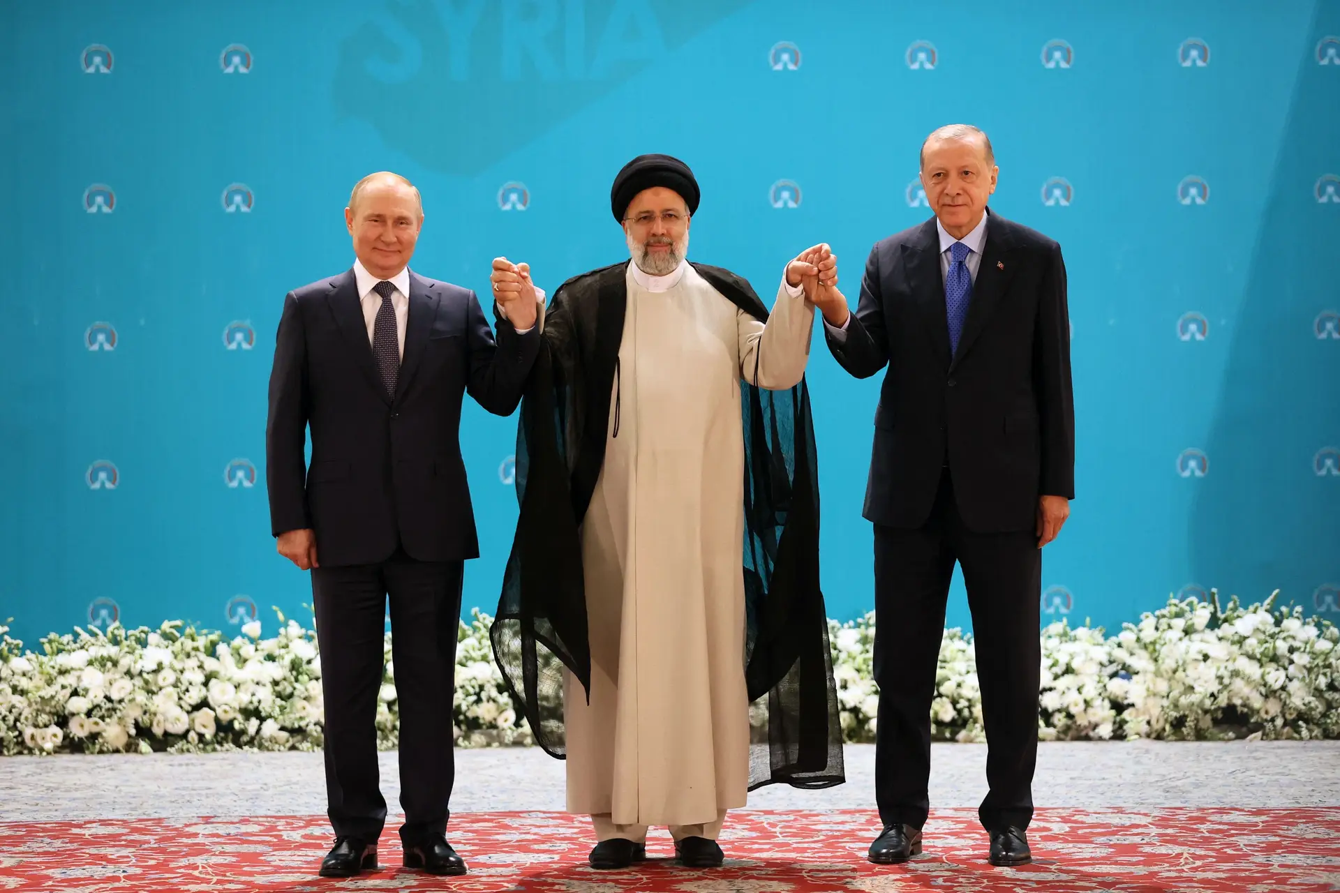 Ao centro, o Presidente iraniano, Ebrahim Raisi, foi o anfitrião dos homólogos russo, Vladimir Putin (à esq. na foto), e turco, Recep Tayyip Erdogan