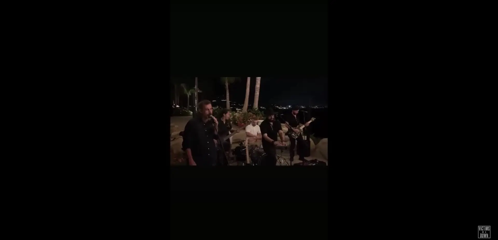 Serj Tankian e John Dolmayan tocam clássico dos System Of A Down numa rua no México