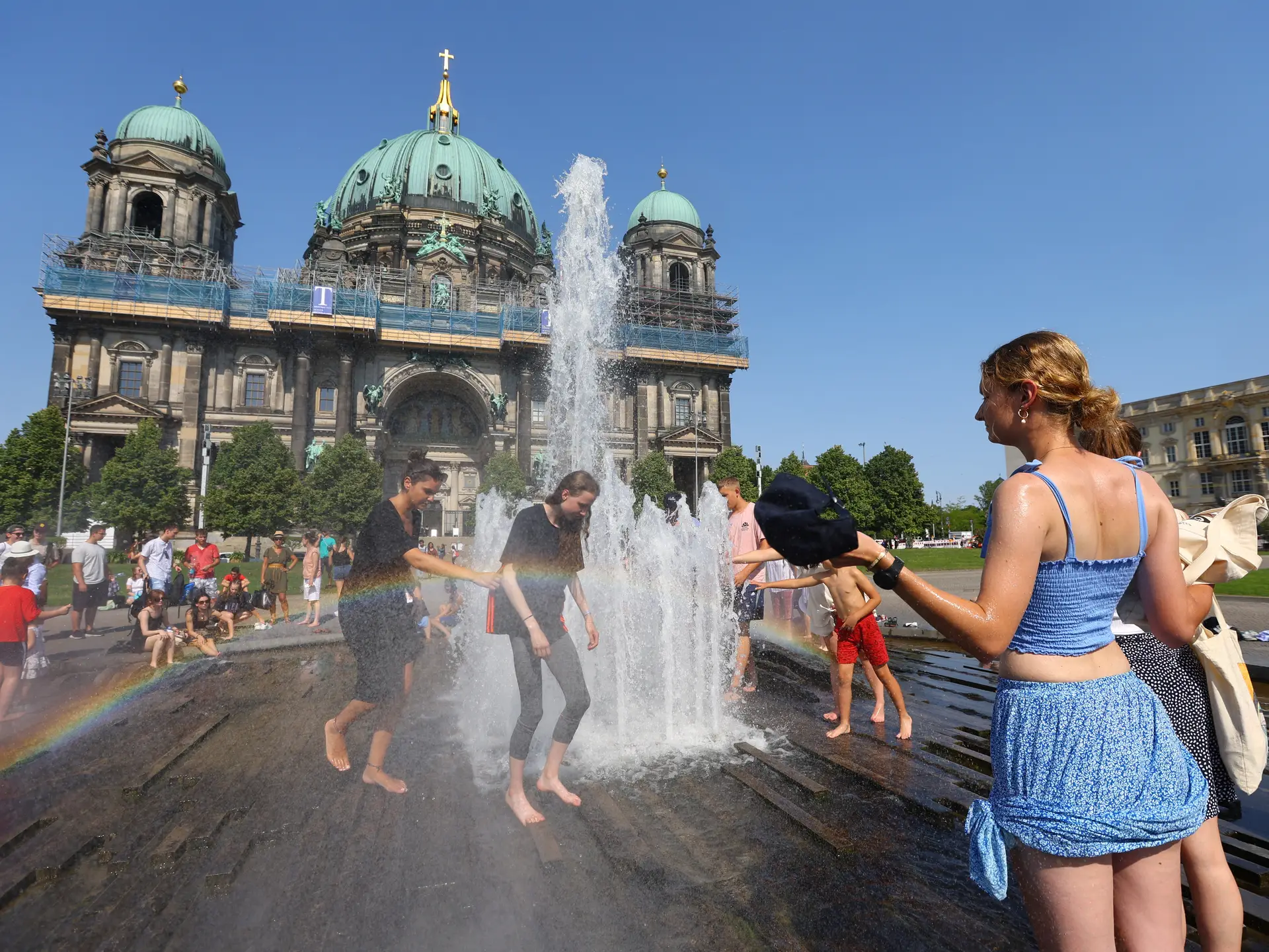 Perante corte de gás russo alemães admitem mais teletrabalho e racionar água quente