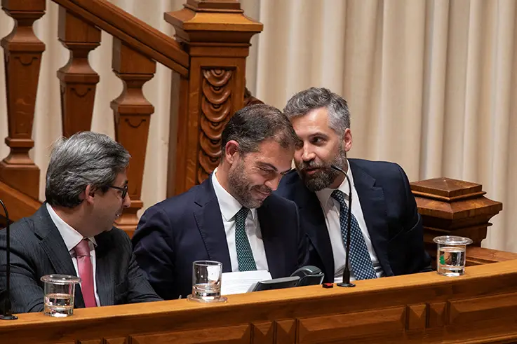 O ministro do Ambiente, Duarte Cordeiro (ao centro), deve ir ao Parlamento explicar oa cordo com França e Espanha durante o período orçamental