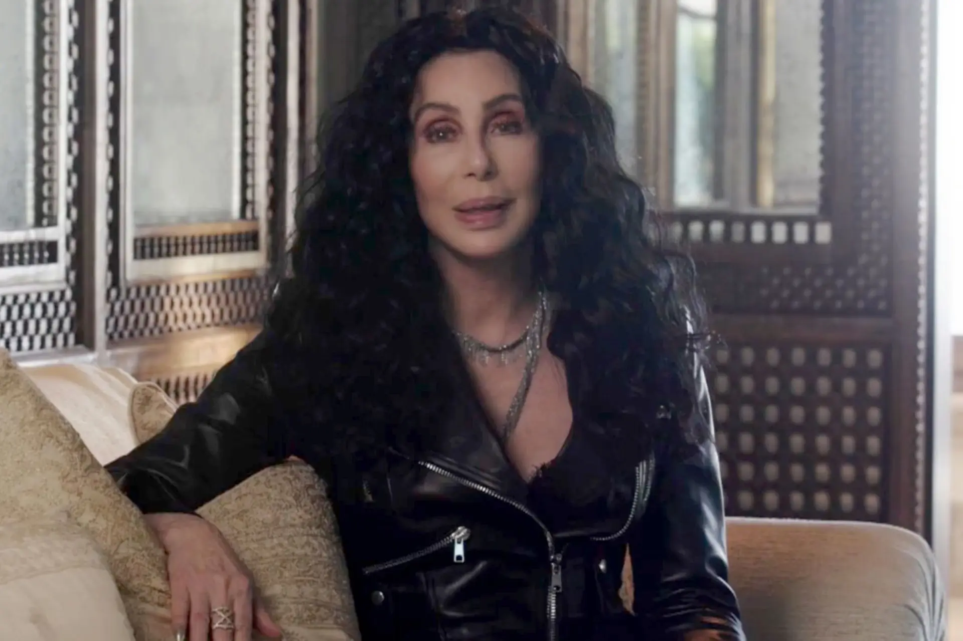 Aos 76 anos, Cher é estrela de desfile de moda em Paris - Expresso