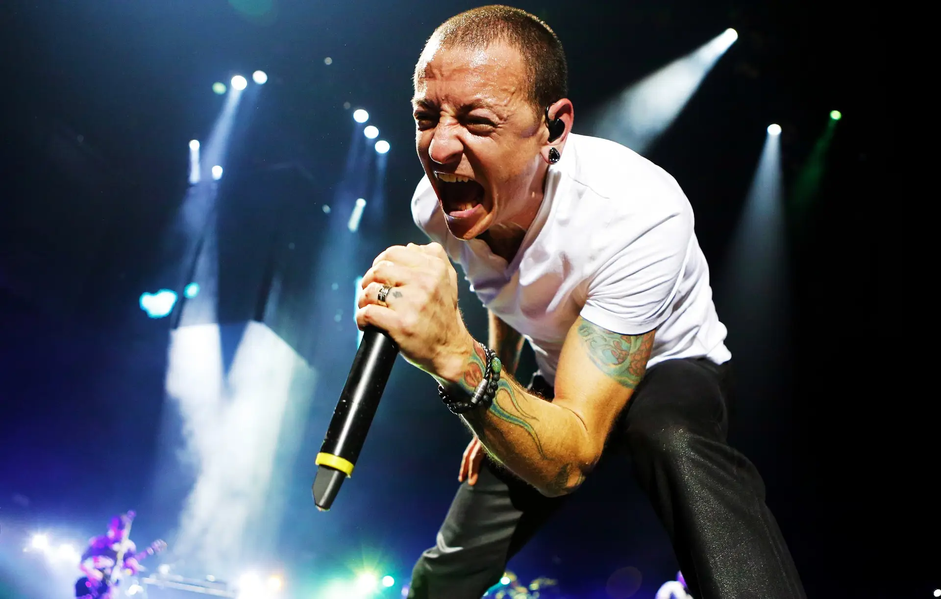 "Sinto-me traída. Tinham-me prometido que me avisavam, e não avisaram. Até chorei." O recado da mãe de Chester Bennington aos Linkin Park