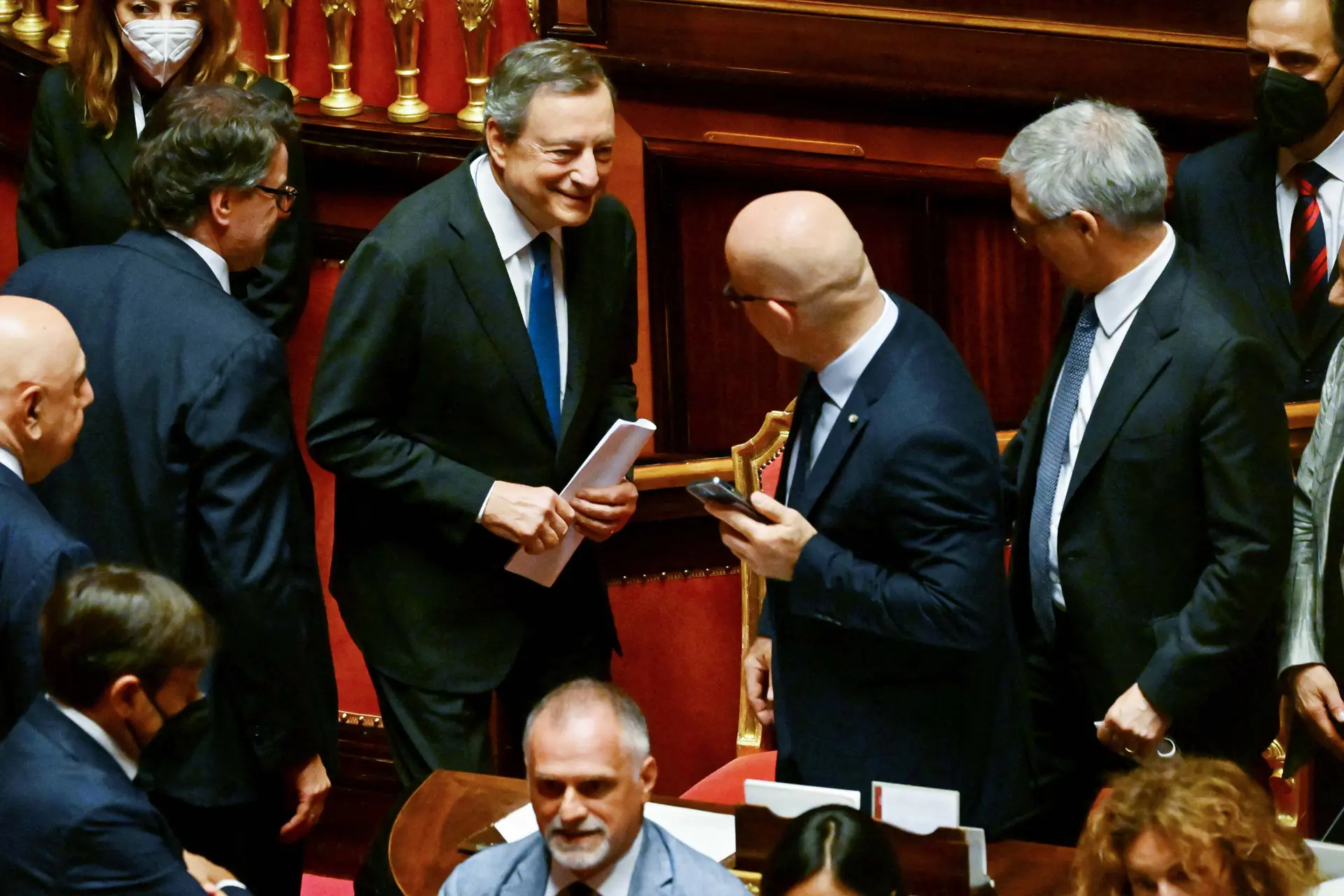 Draghi recua na demissão e pede novo pacto de confiança para salvar Governo