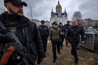 13 апреля Бучу посетил прокурор Международного уголовного суда Карим Хан (справа).