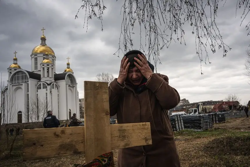 Не утихающая боль в украинском городе Буча: братская могила, обнаруженная рядом с церковью