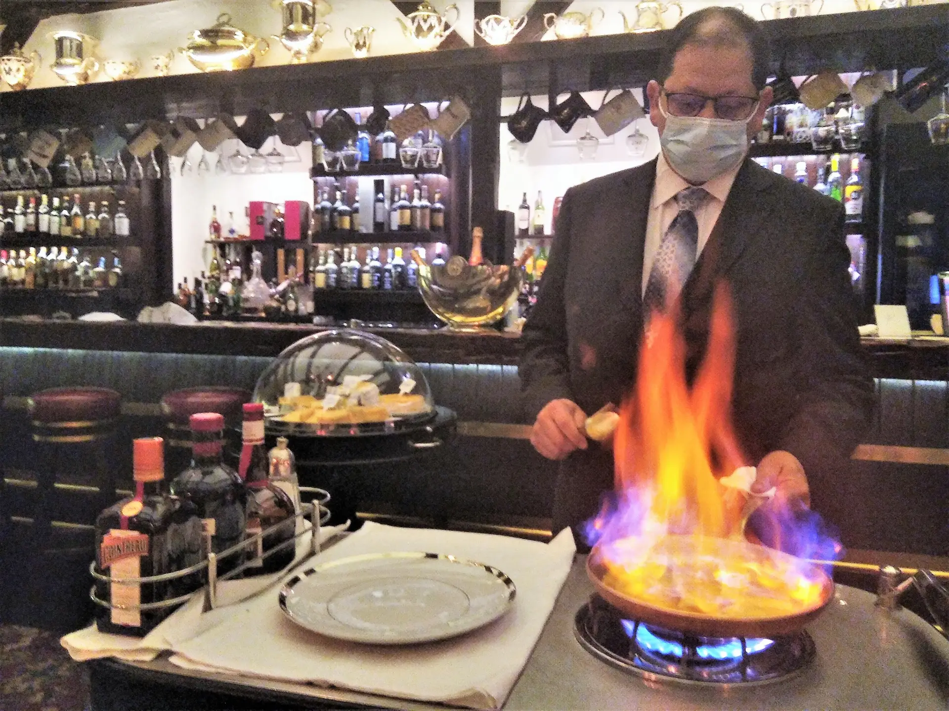Cláudio Xavier a preparar os famosos Crepes Suzette