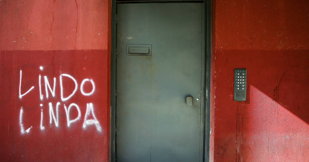 Grupo sequestrou moradores de um prédio de Lisboa para traficar droga. Foram todos julgados e condenados, menos um: o líder continua por aí