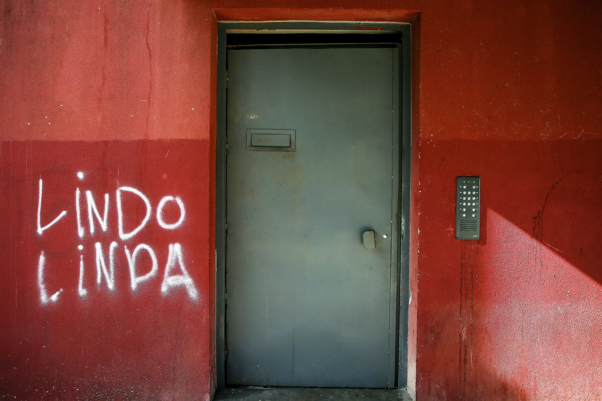 A porta blindada era igual à de uma prisão: tinha ferrolhos em cima, em baixo e de lado, e um postigo que era aberto quando o cliente aparecia para comprar droga