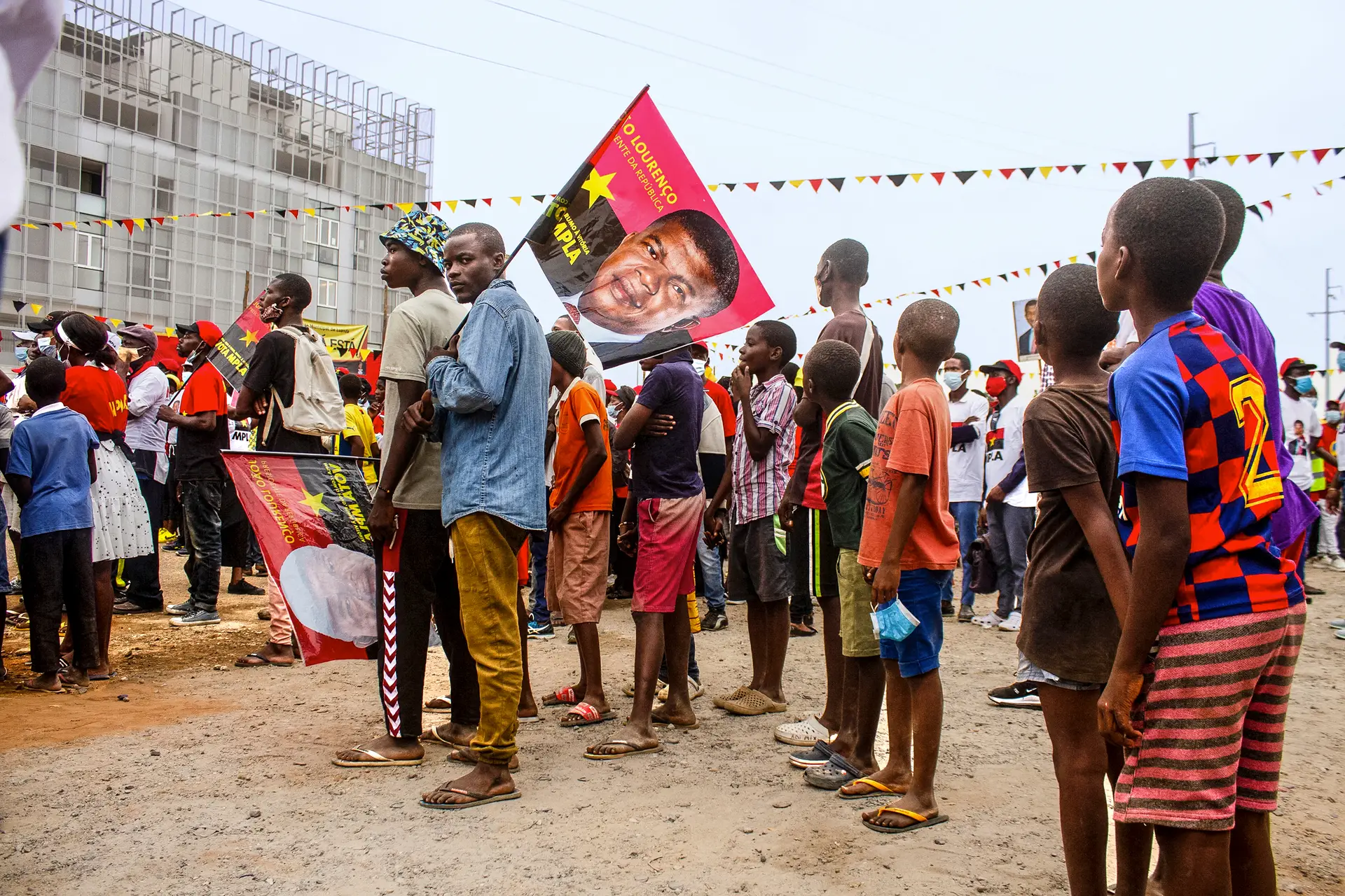 Apoiantes do MPLA, que governa desde a independência, numa ação de campanha em Luanda
