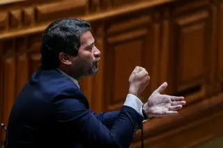 Lei de estrangeiros gera conflito com Augusto Santos Silva: Chega abandona o parlamento
