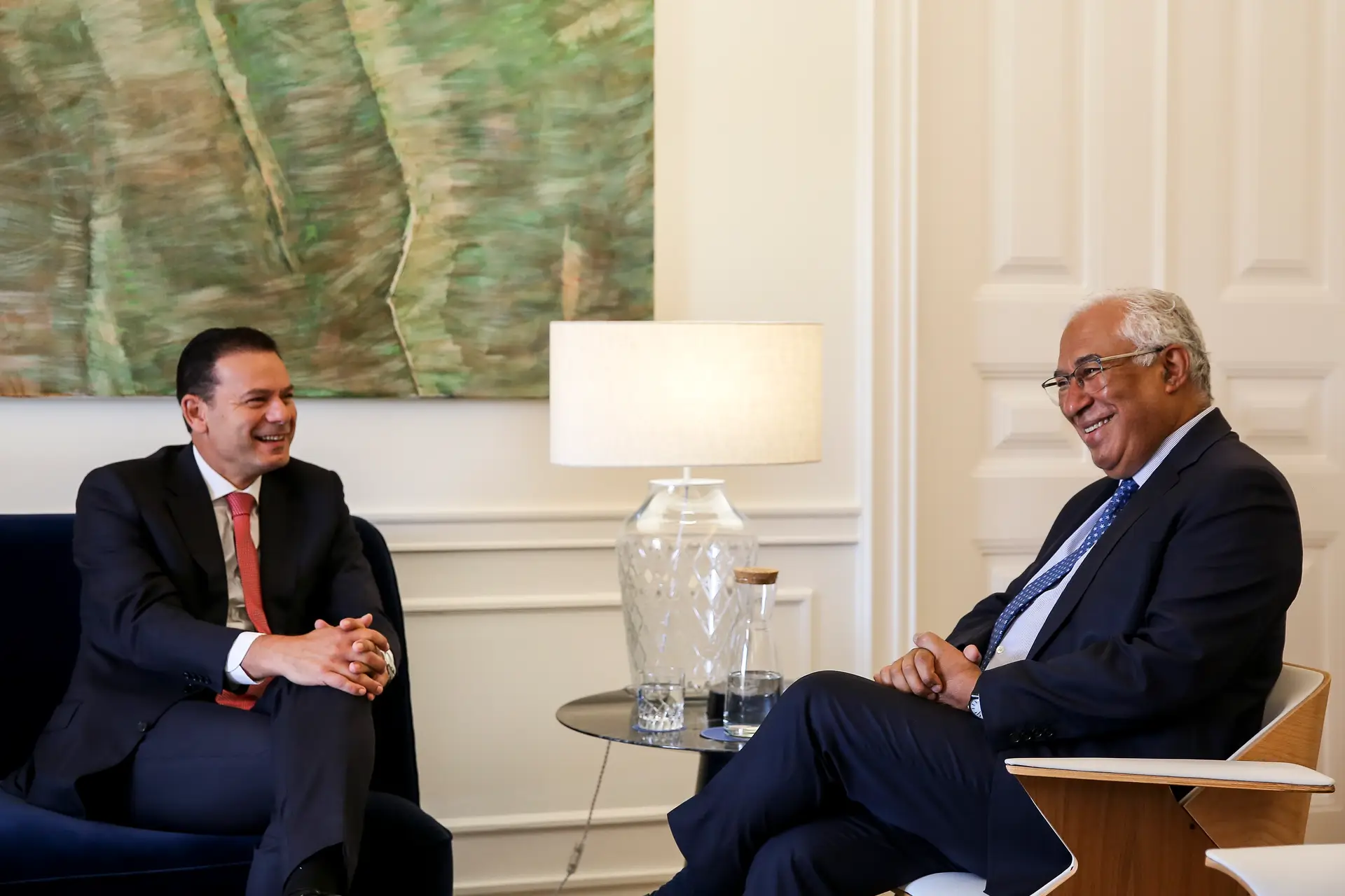 “Agradável”, “produtiva”, “amável”, “interessante”.  A primeira e longa reunião deixou via aberta entre Costa e Montenegro