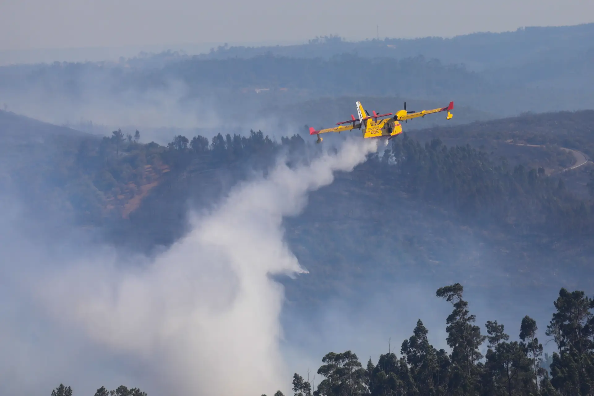 Faltam três helicópteros para combate aos incêndios e já não chegam antes do fim do verão