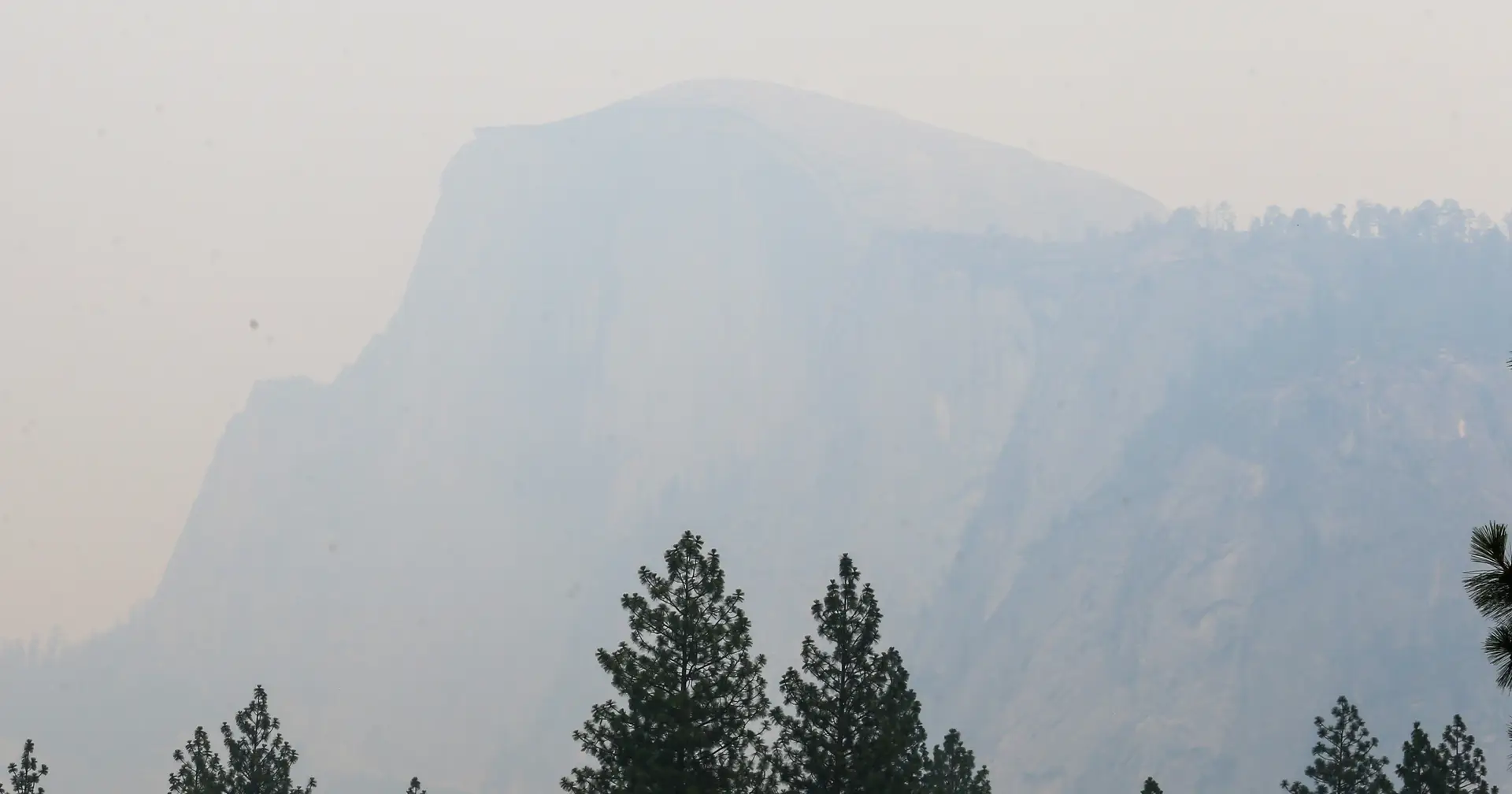 Incêndio fora de controlo perto do Parque Nacional de Yosemite na Califórnia