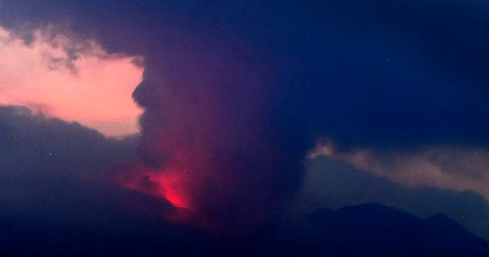 Japão em nível máximo de alerta após erupção do vulcão Sakurajima
